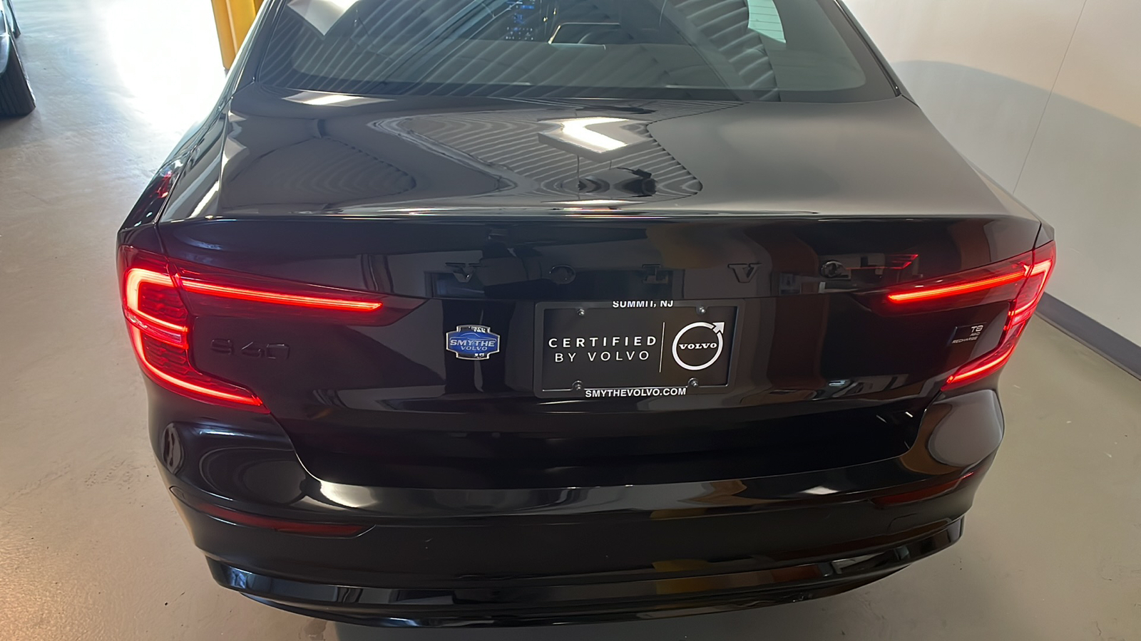 2023 Volvo S60 Recharge Plug-In Hybrid T8 Plus Black Edition 4