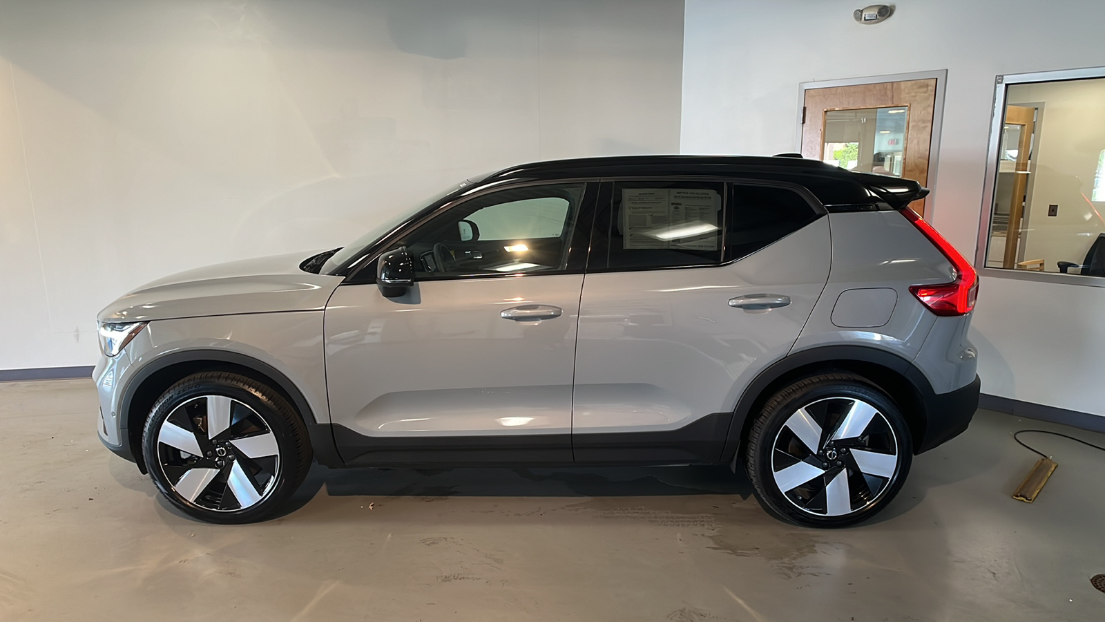 2024 Volvo XC40 Recharge Pure Electric Plus 2