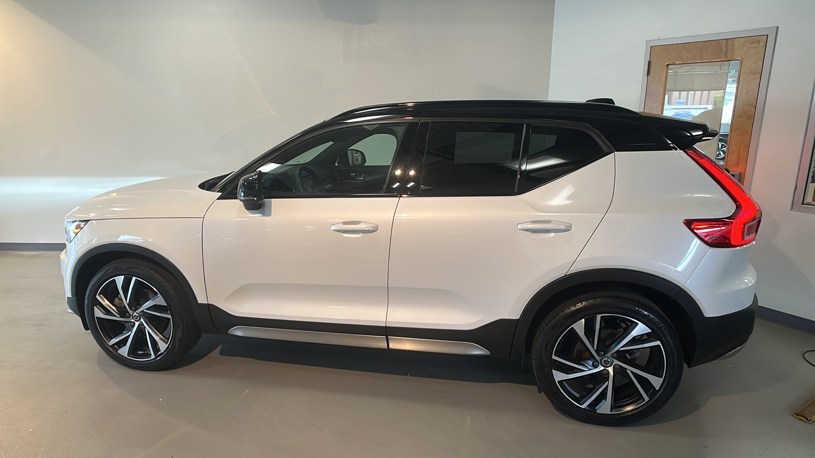 2022 Volvo XC40 R-Design 2