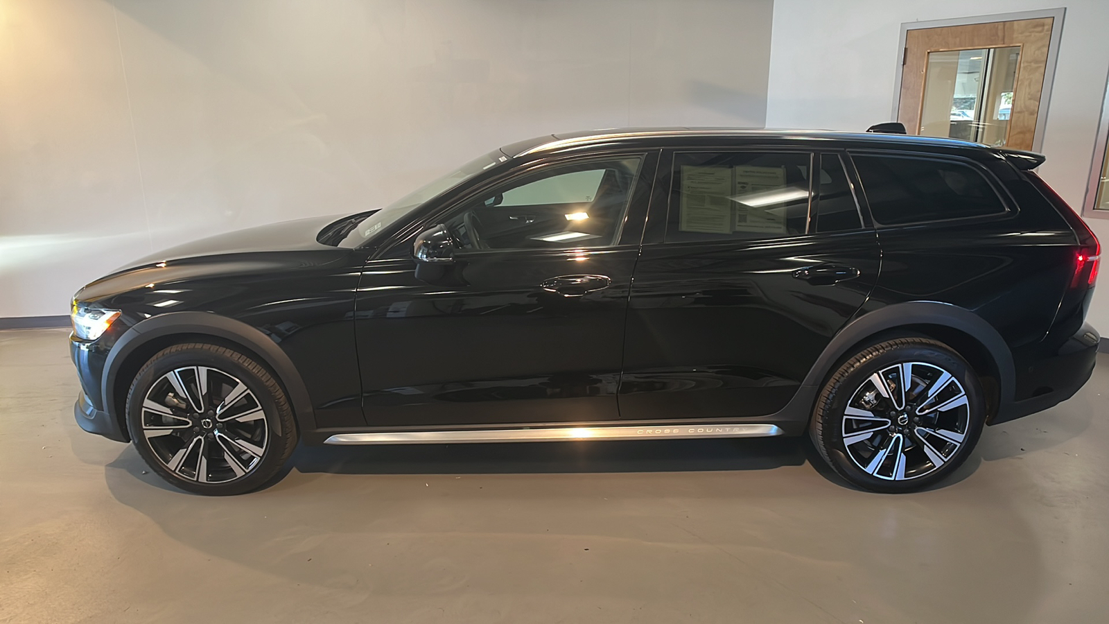 2023 Volvo V60 Cross Country Ultimate 2