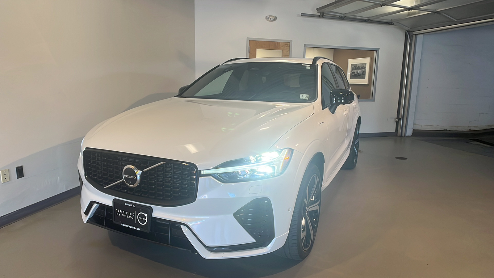 2022 Volvo XC60 Recharge Plug-In Hybrid T8 R-Design 1