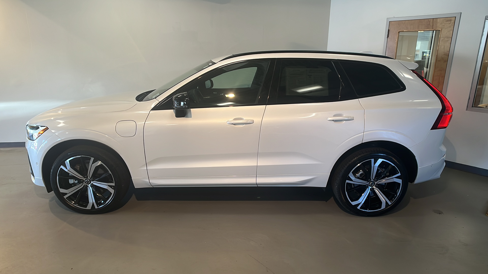 2022 Volvo XC60 Recharge Plug-In Hybrid T8 R-Design 2