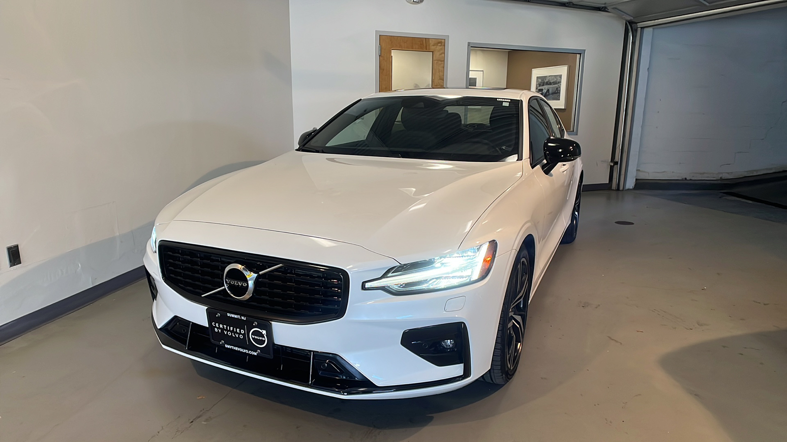 2022 Volvo S60 B5 R-Design 1