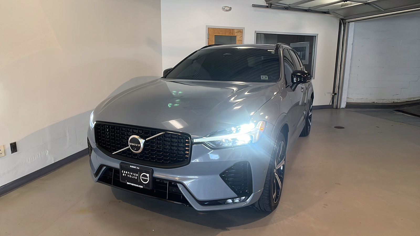 2022 Volvo XC60 B6 R-Design 1