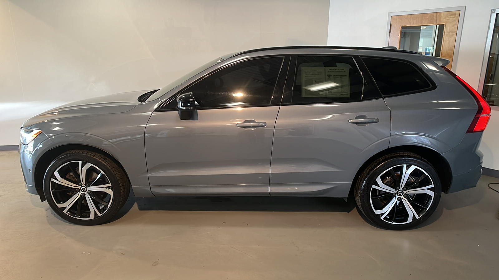 2022 Volvo XC60 B6 R-Design 2