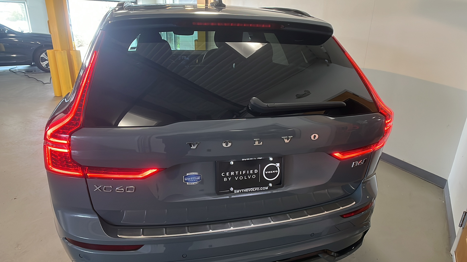 2022 Volvo XC60 B6 R-Design 4