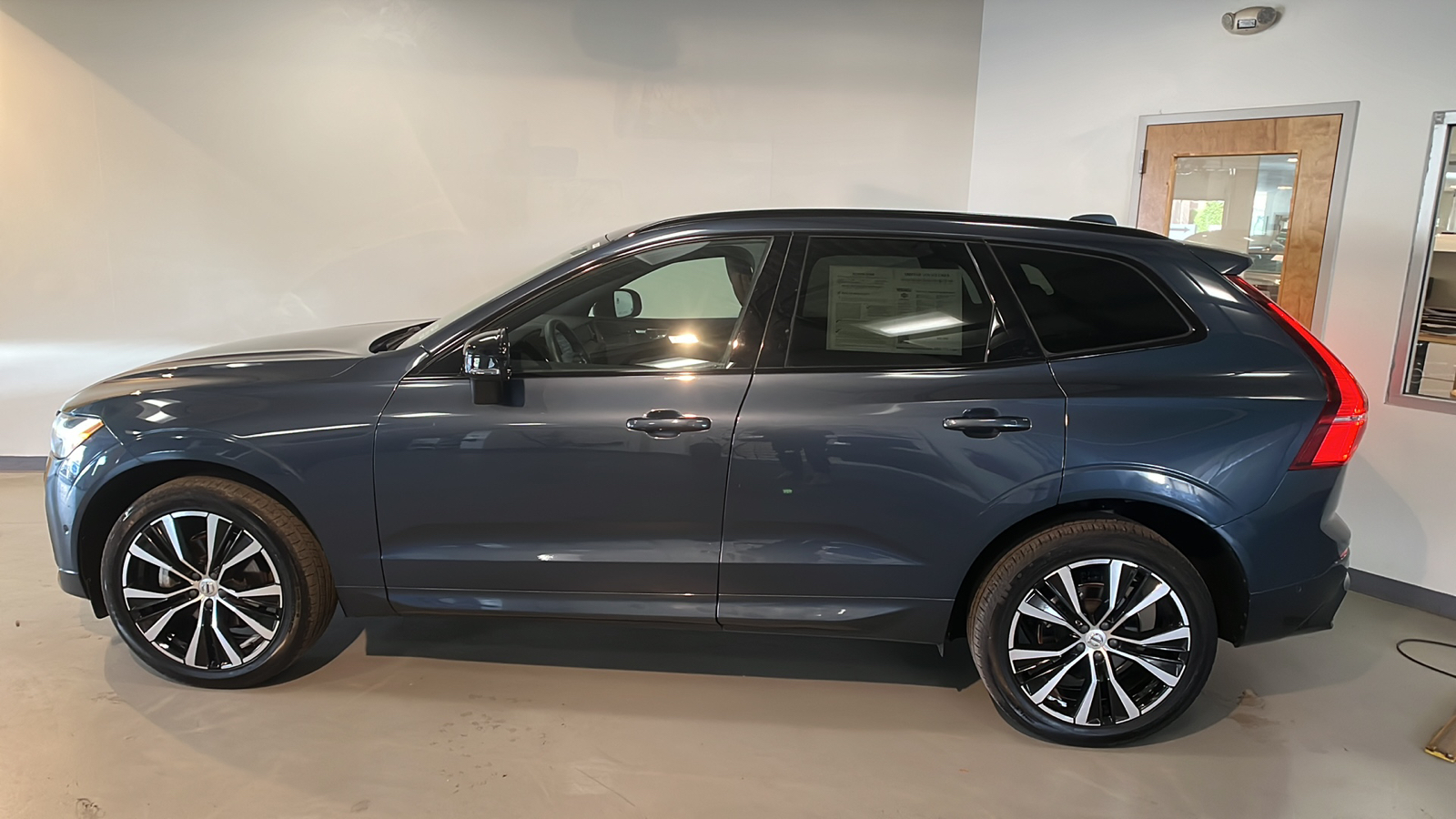 2023 Volvo XC60 B5 Plus Dark Theme 2