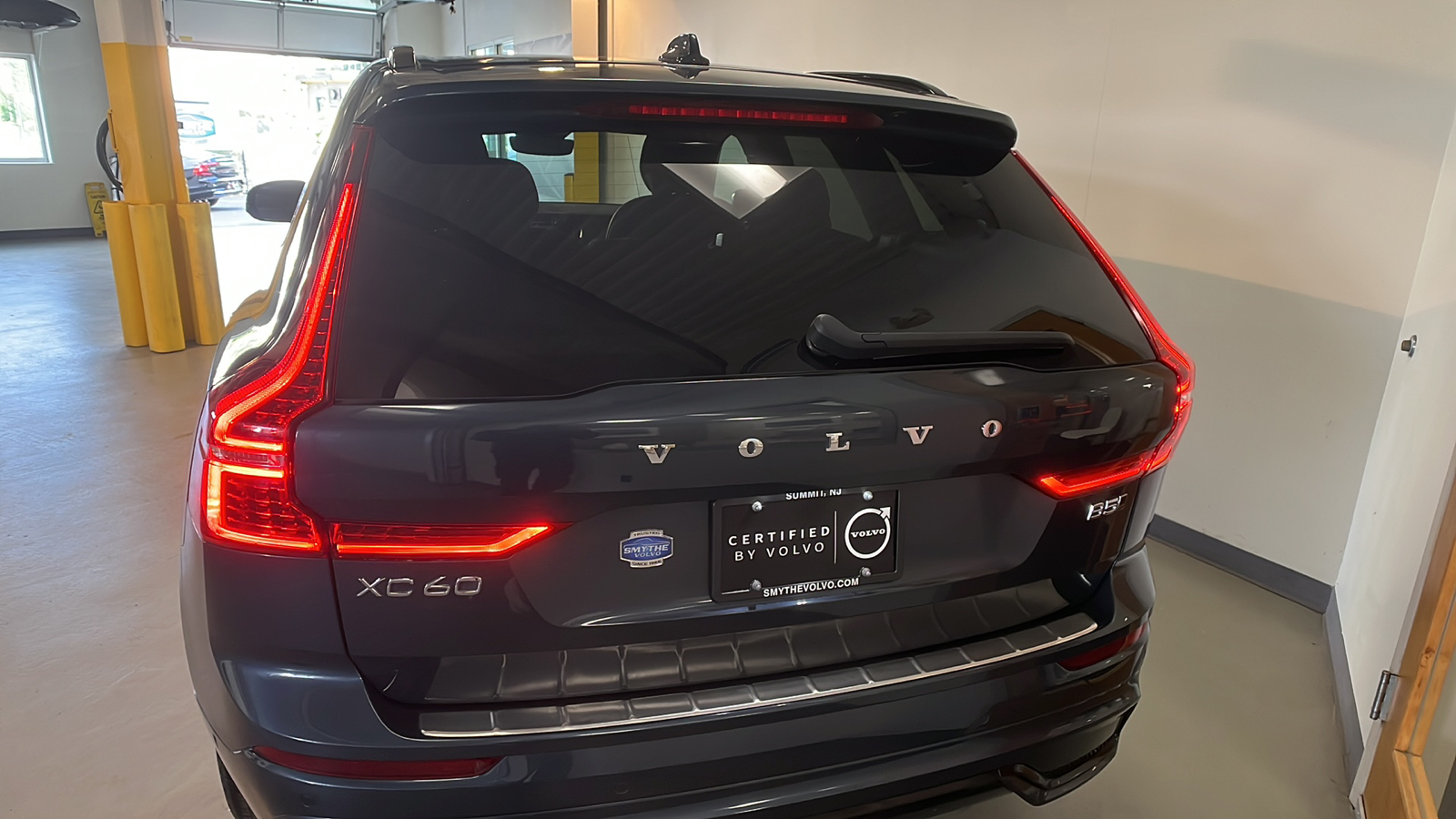 2023 Volvo XC60 B5 Plus Dark Theme 4