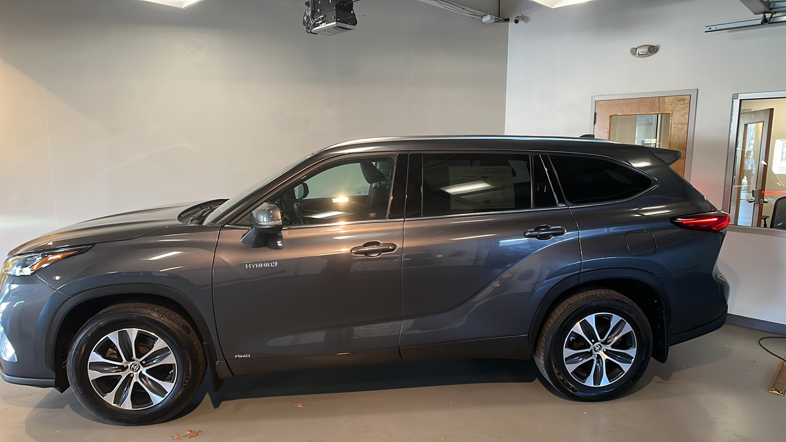 2020 Toyota Highlander Hybrid XLE 2