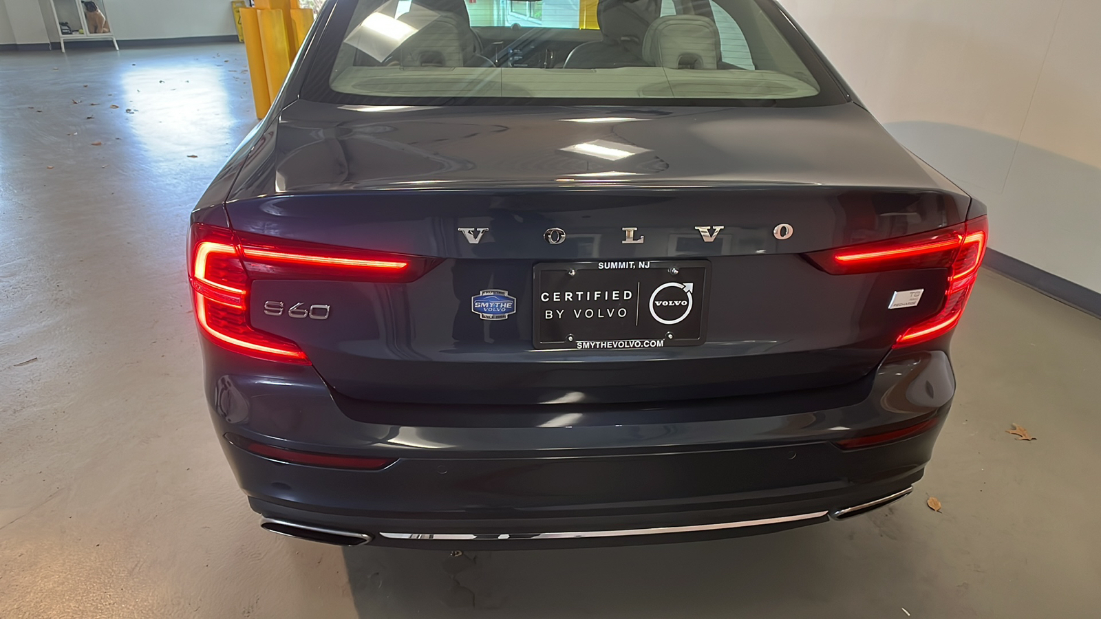 2022 Volvo S60 Recharge Plug-In Hybrid T8 Inscription 4