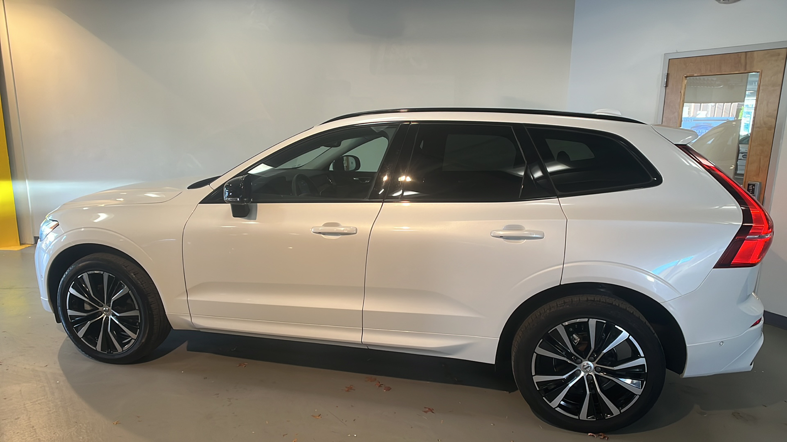 2023 Volvo XC60 B5 Plus Dark Theme 2