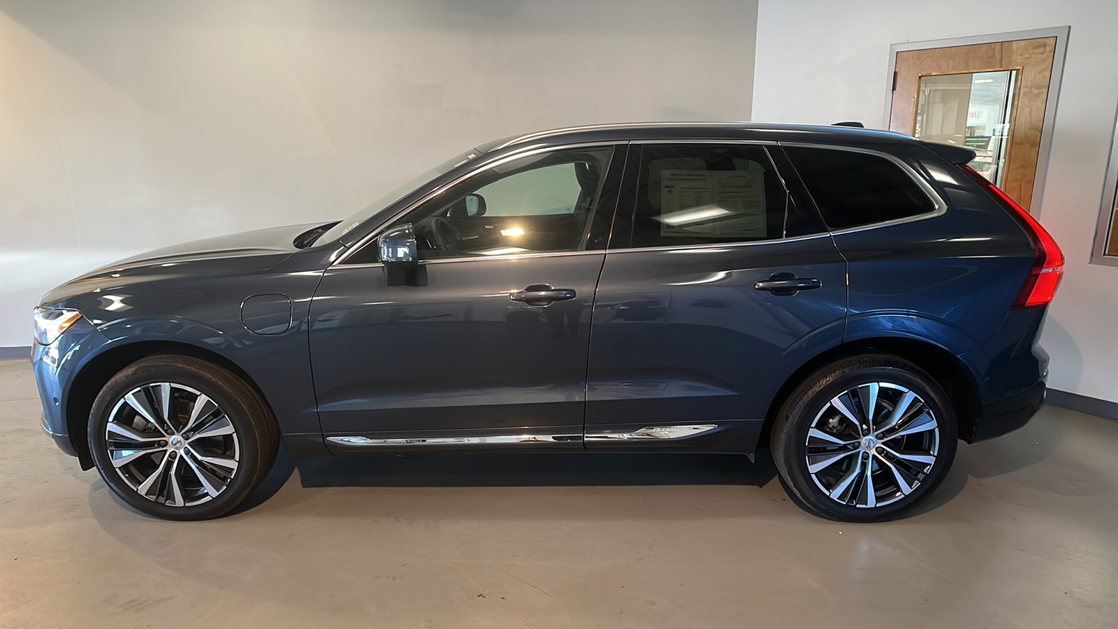 2022 Volvo XC60 Recharge Plug-In Hybrid T8 Inscription Expression 2