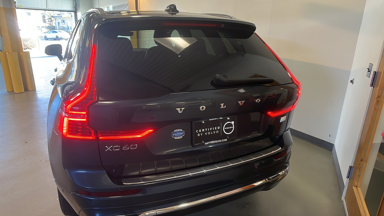 2022 Volvo XC60 Recharge Plug-In Hybrid T8 Inscription Expression 4