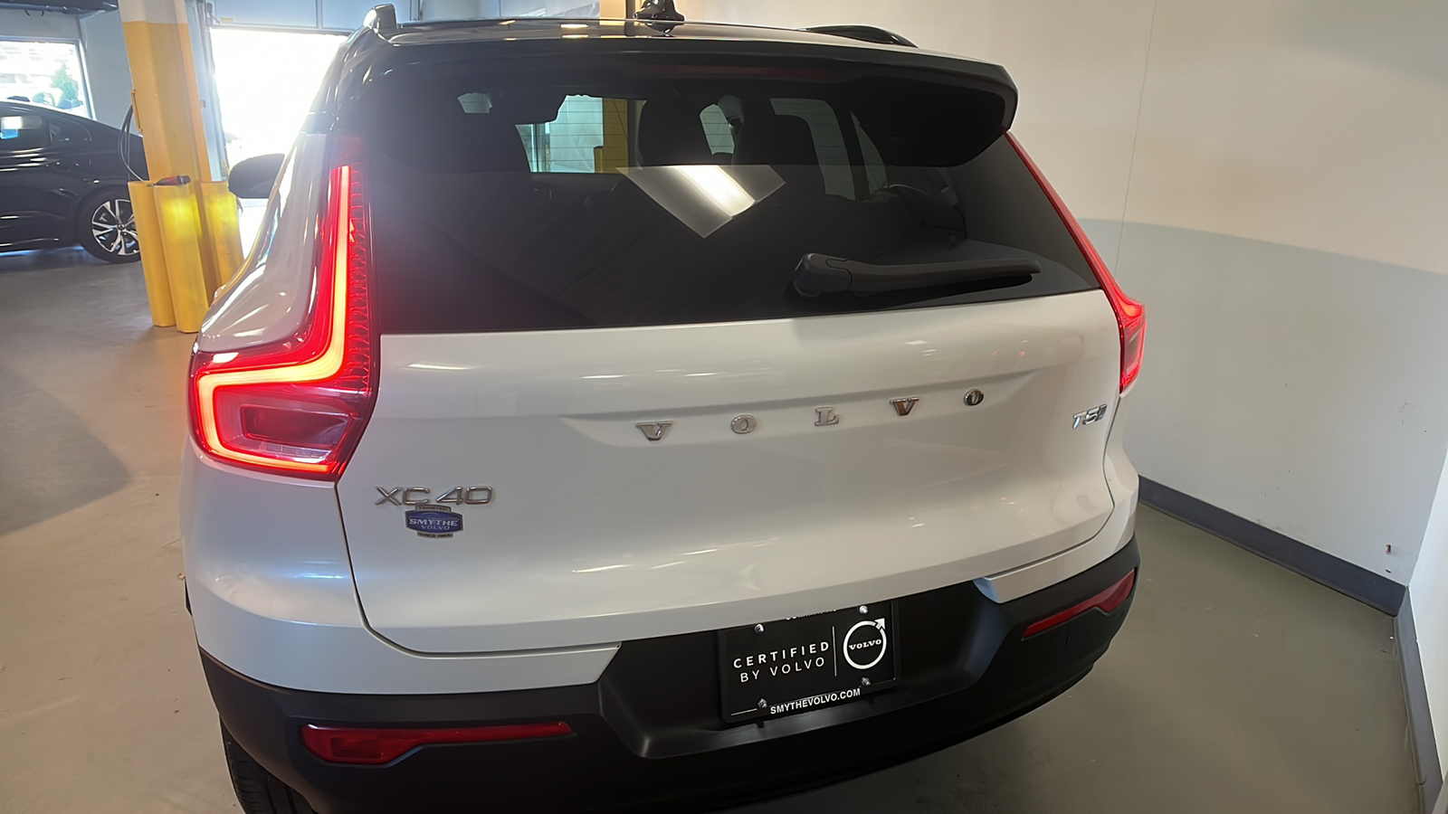 2022 Volvo XC40 R-Design 4