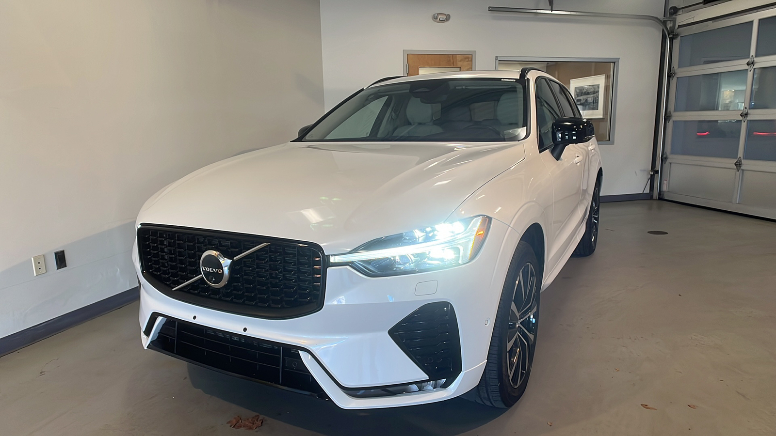 2023 Volvo XC60 B5 Plus Dark Theme 1