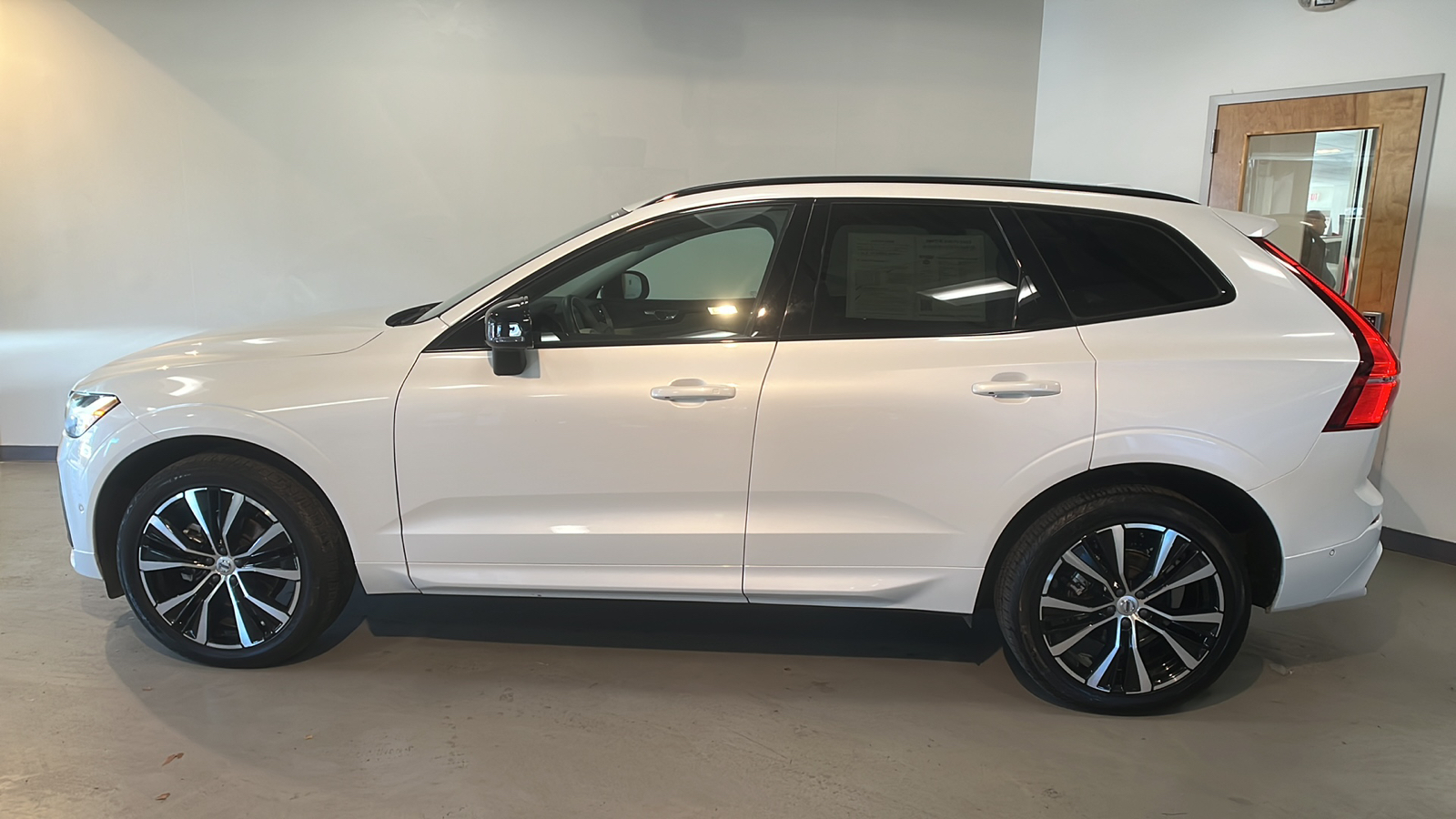 2023 Volvo XC60 B5 Plus Dark Theme 2