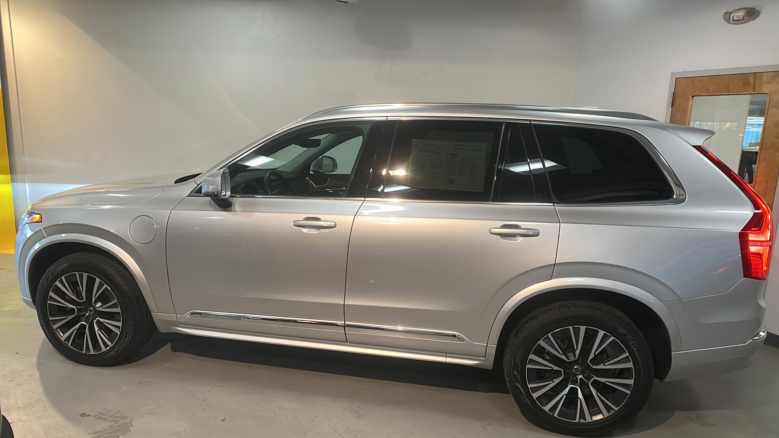 2022 Volvo XC90 Recharge Plug-In Hybrid T8 Inscription Expression 7 Passenger 2