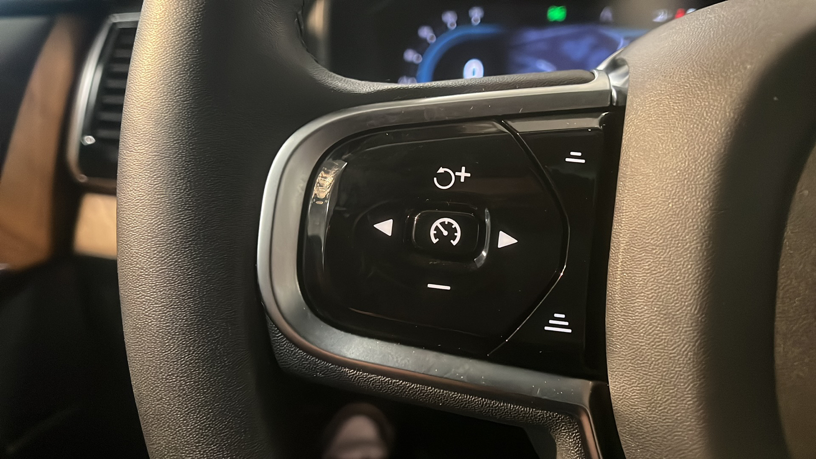 2023 Volvo XC90 Recharge Plug-In Hybrid T8 Plus Dark Theme 7 Passenger 16