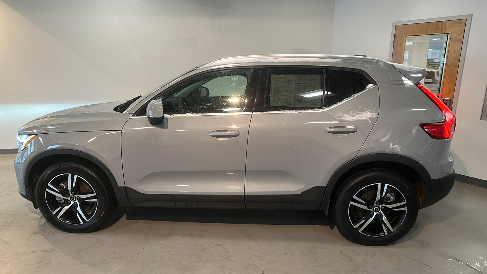 2024 Volvo XC40 B5 Core 2