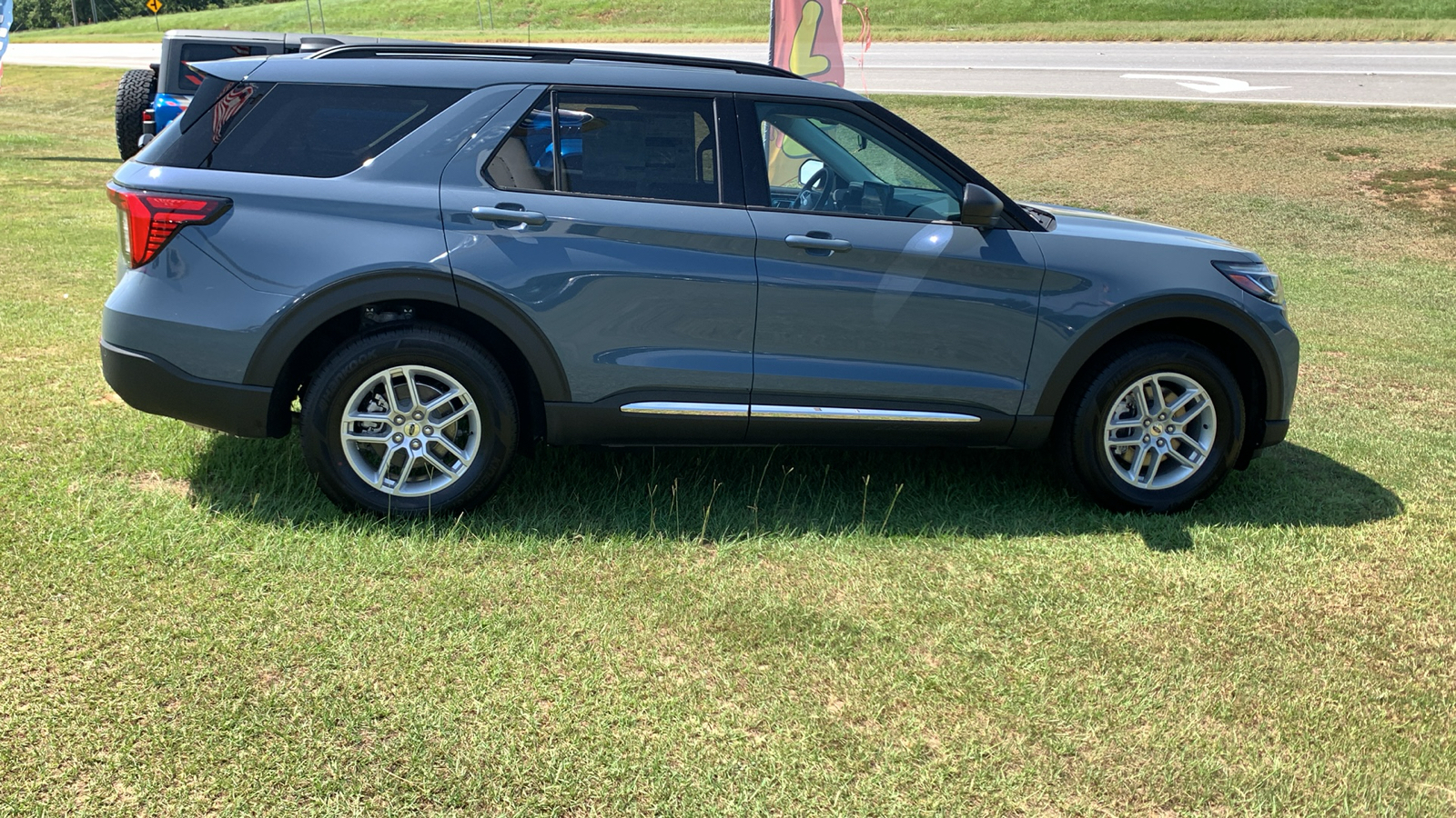 2025 Ford Explorer Active 8