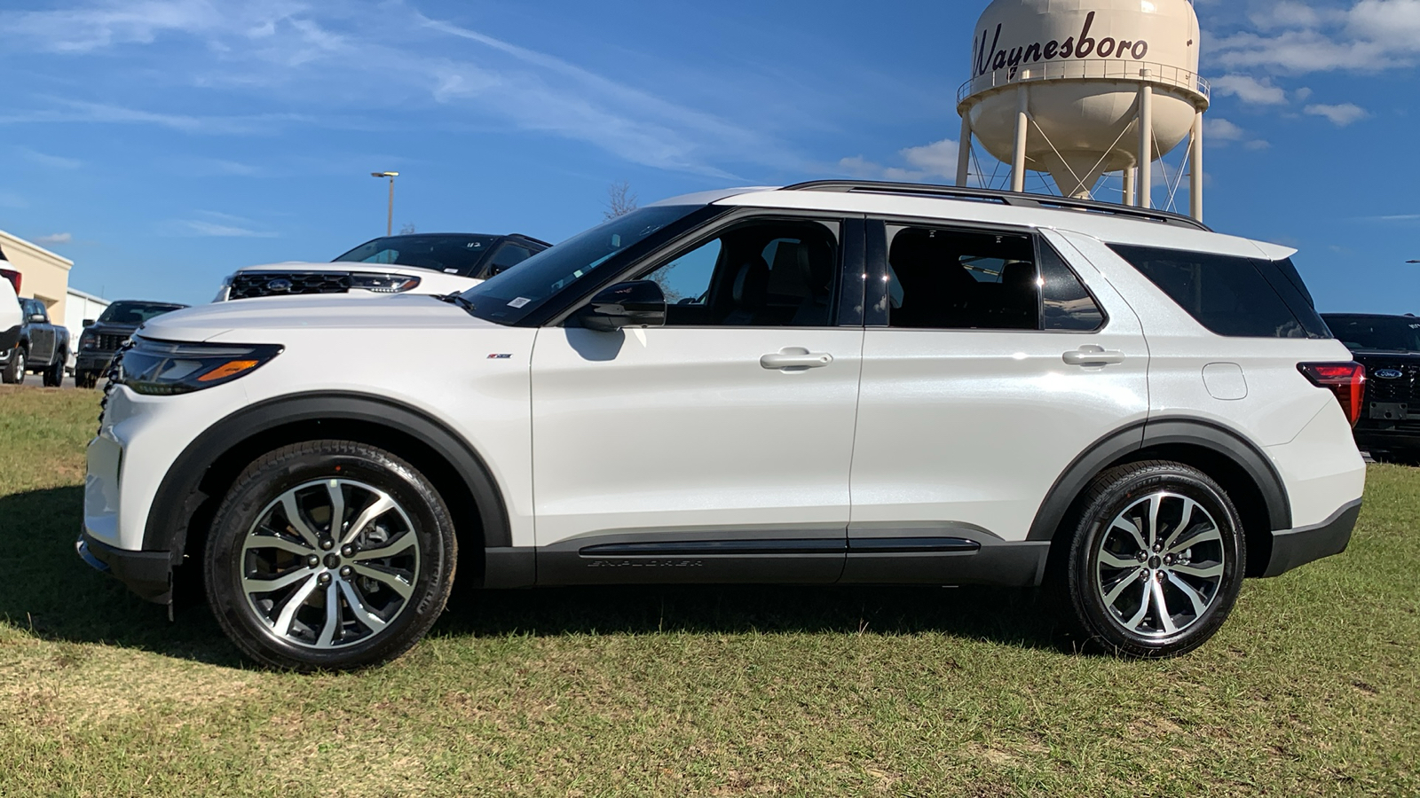 2025 Ford Explorer ST-Line 4