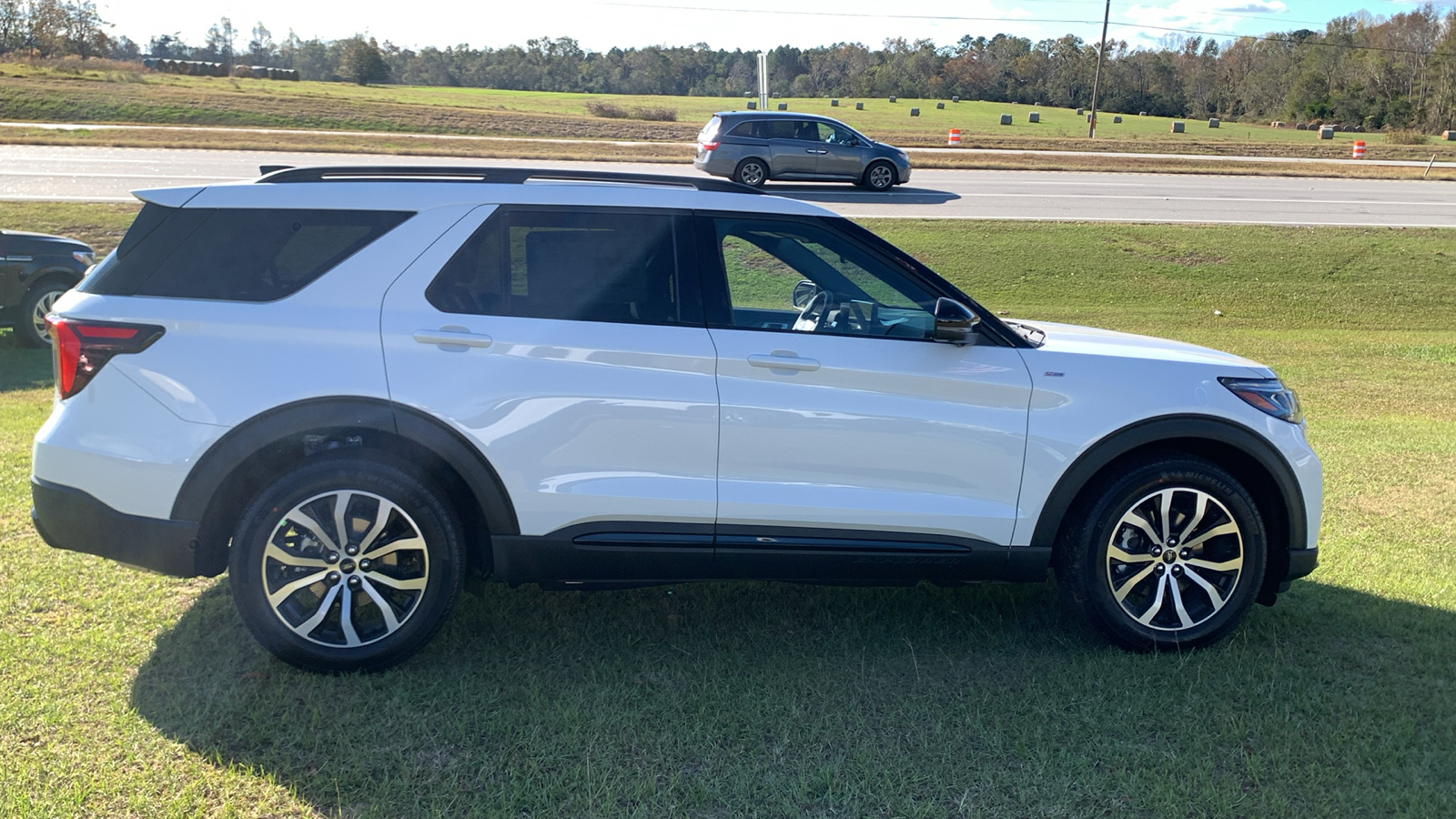 2025 Ford Explorer ST-Line 8