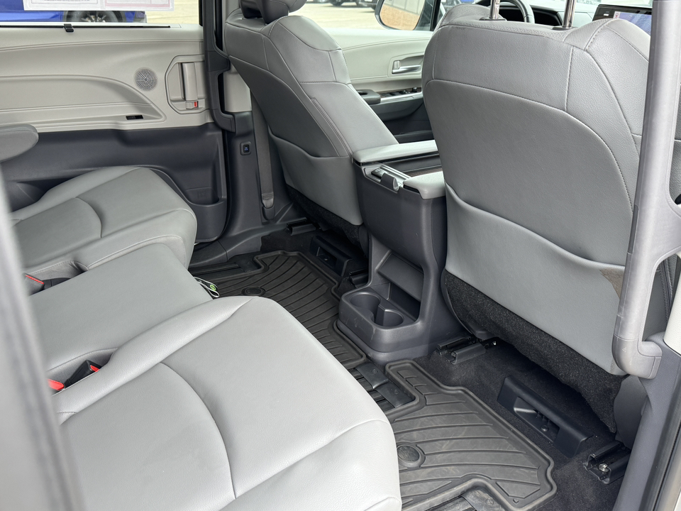 2021 Toyota Sienna XLE 14