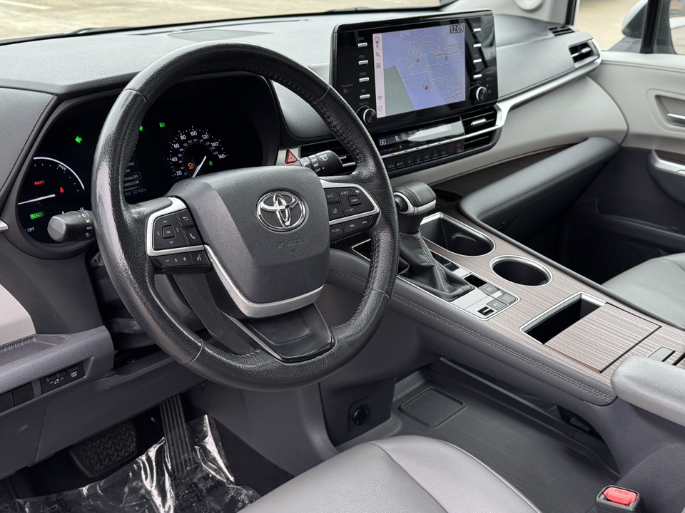 2021 Toyota Sienna XLE 18