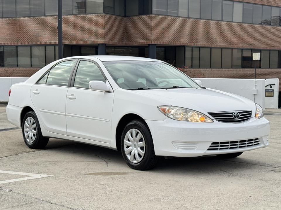 2006 Toyota Camry LE 32