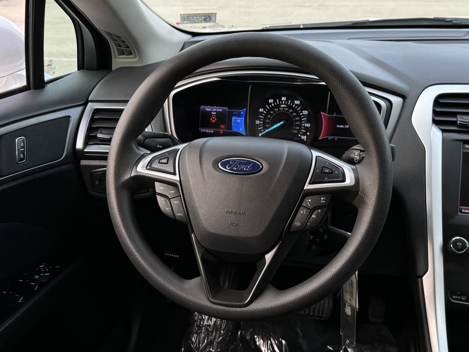 2013 Ford Fusion SE 24