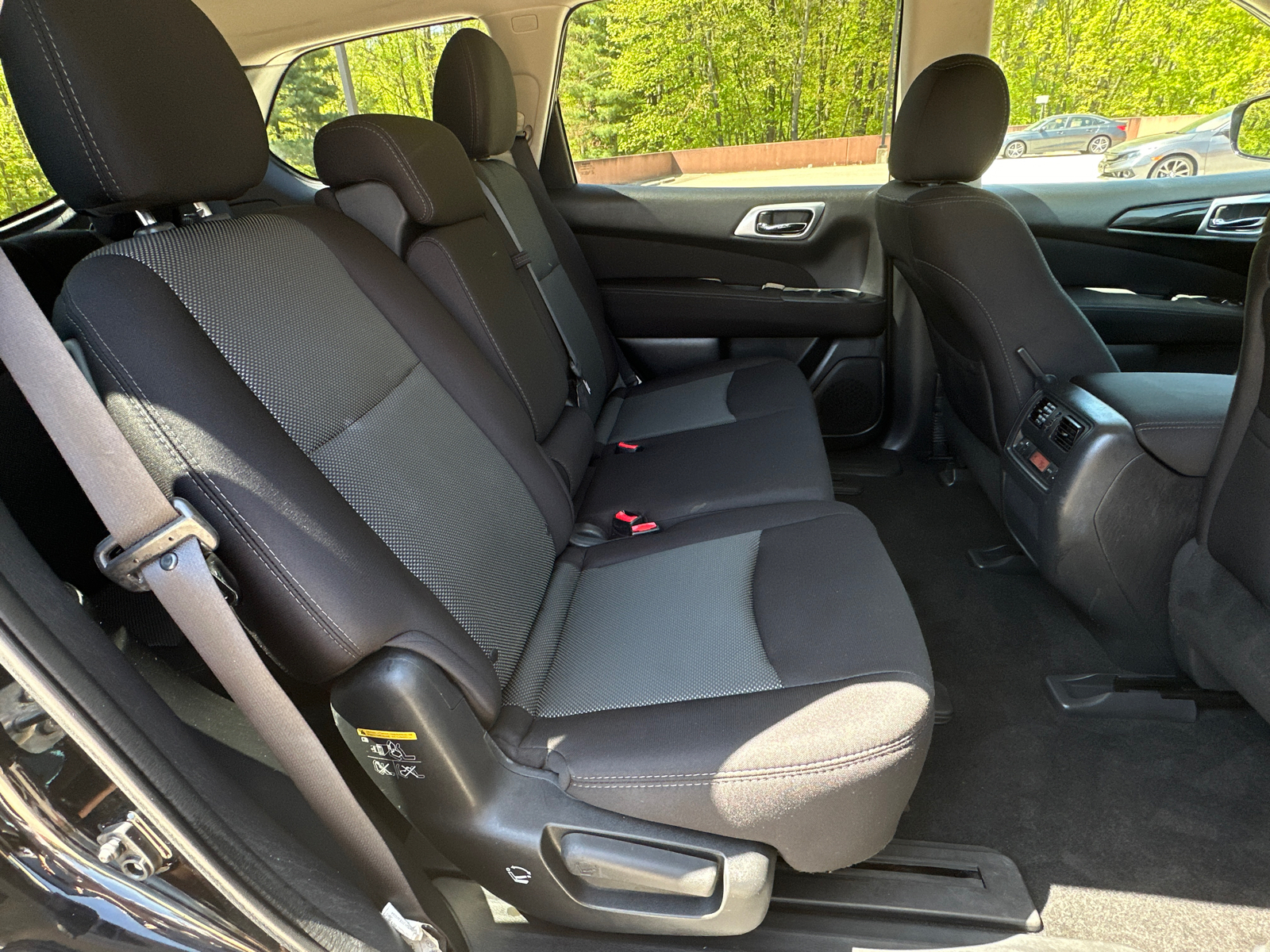2017 Nissan Pathfinder SV 10