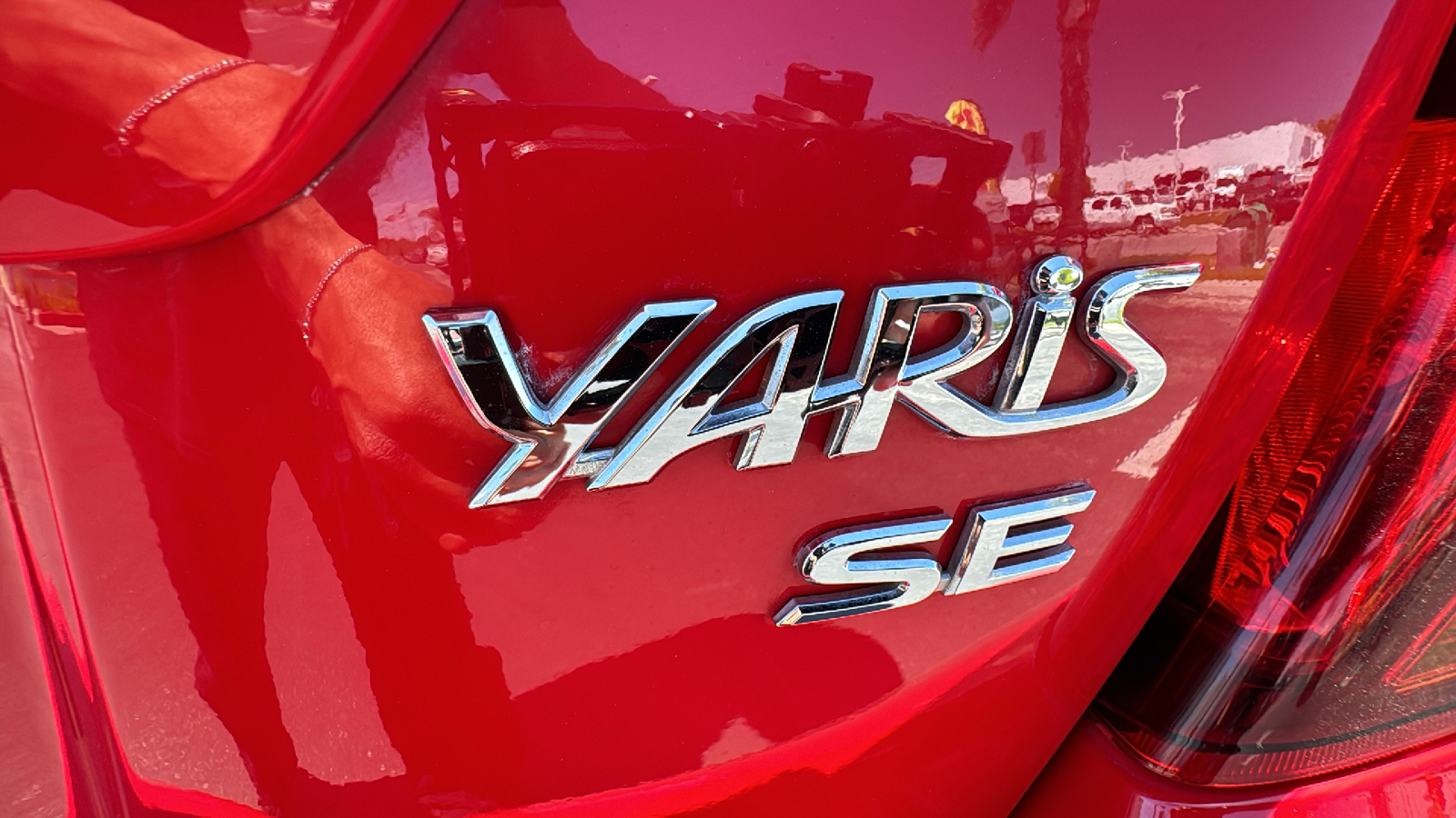 2016 Toyota Yaris SE 26