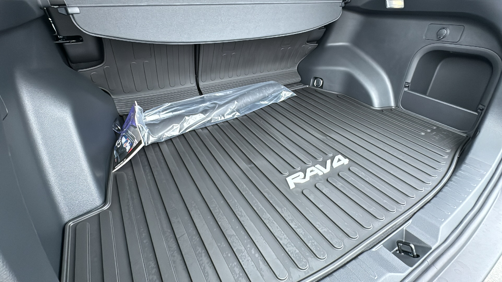 2024 Toyota RAV4 Hybrid XLE Premium 18