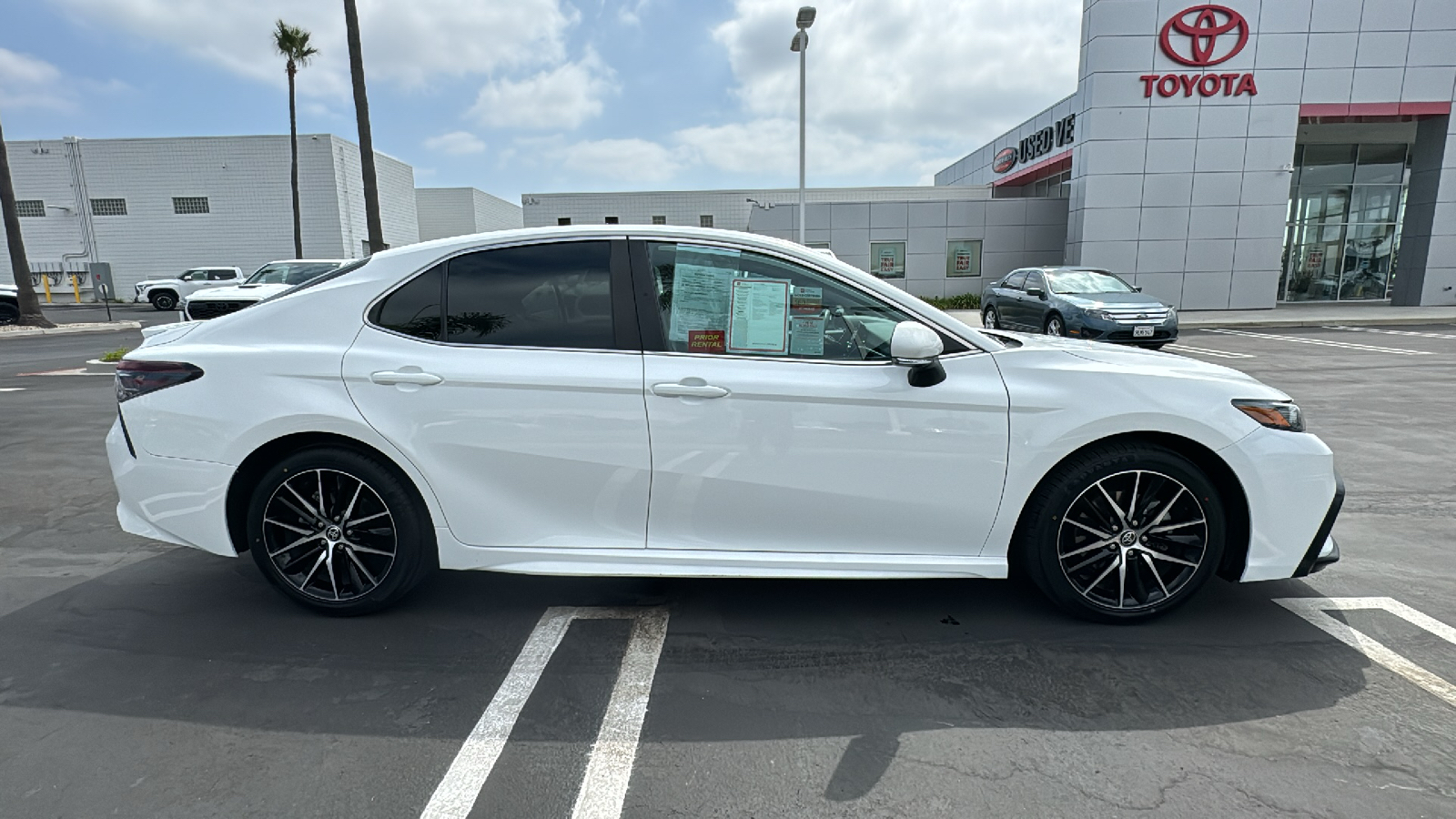 2022 Toyota Camry Hybrid SE 2