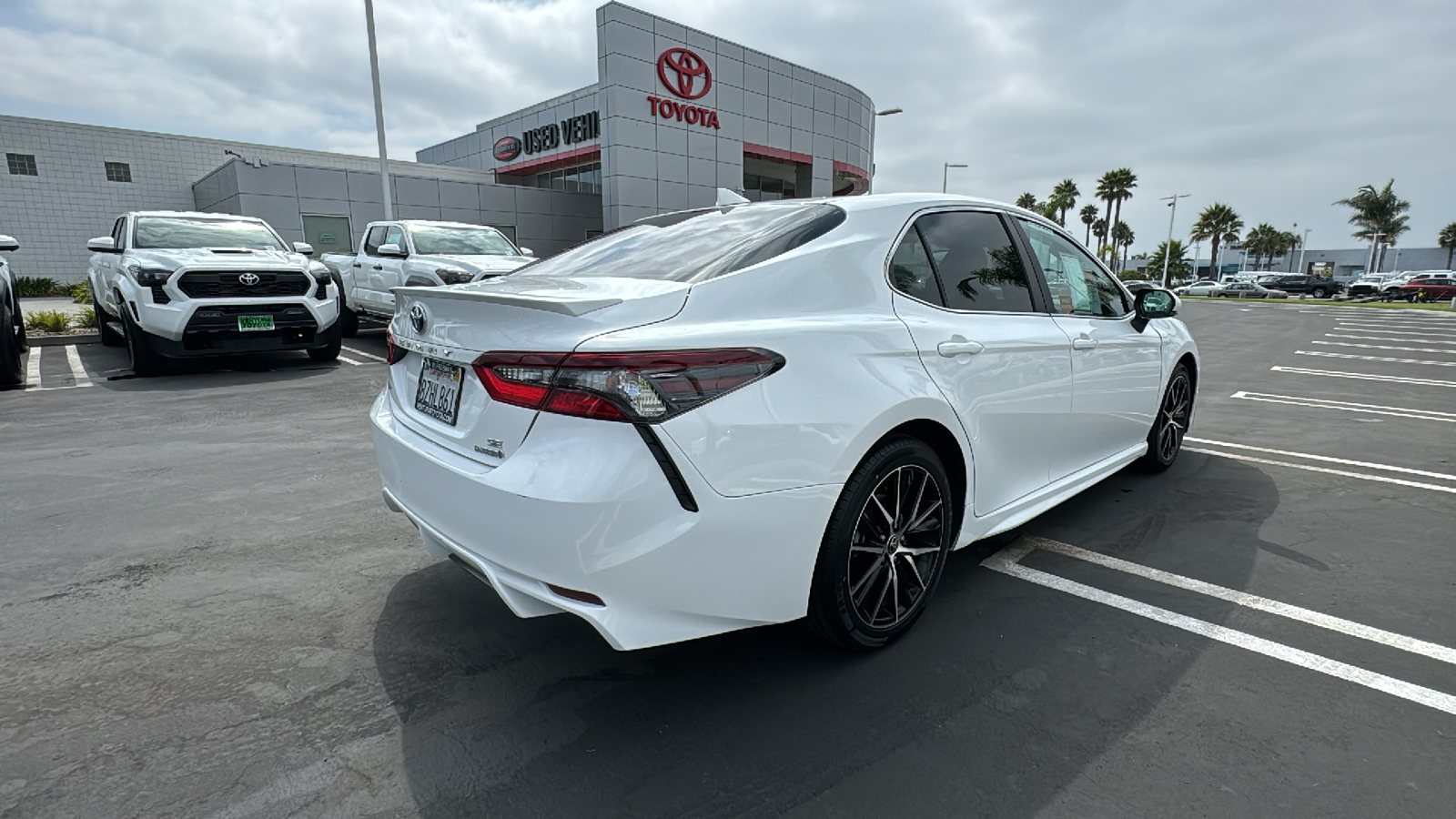 2022 Toyota Camry Hybrid SE 3