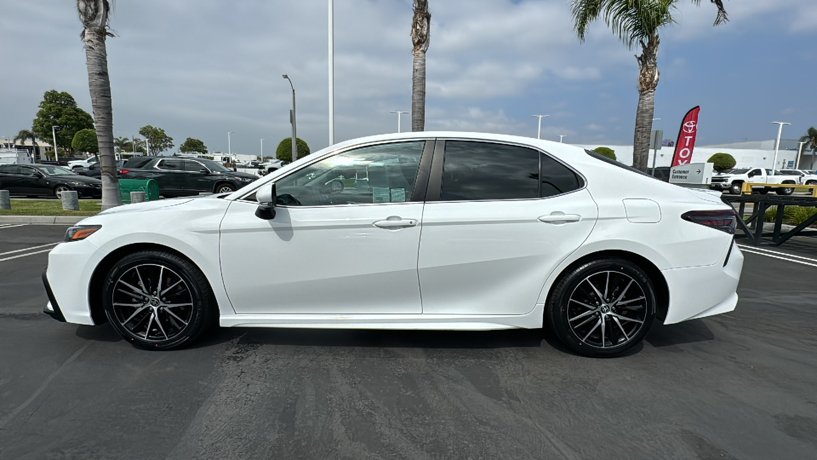 2022 Toyota Camry Hybrid SE 6