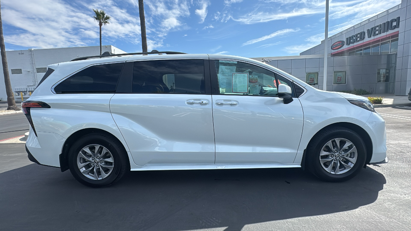 2022 Toyota Sienna XLE 2