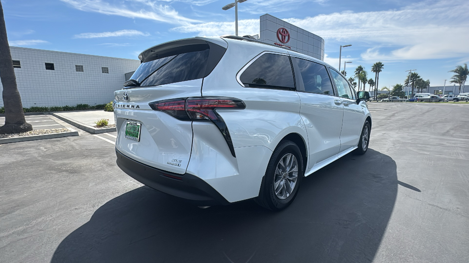 2022 Toyota Sienna XLE 3