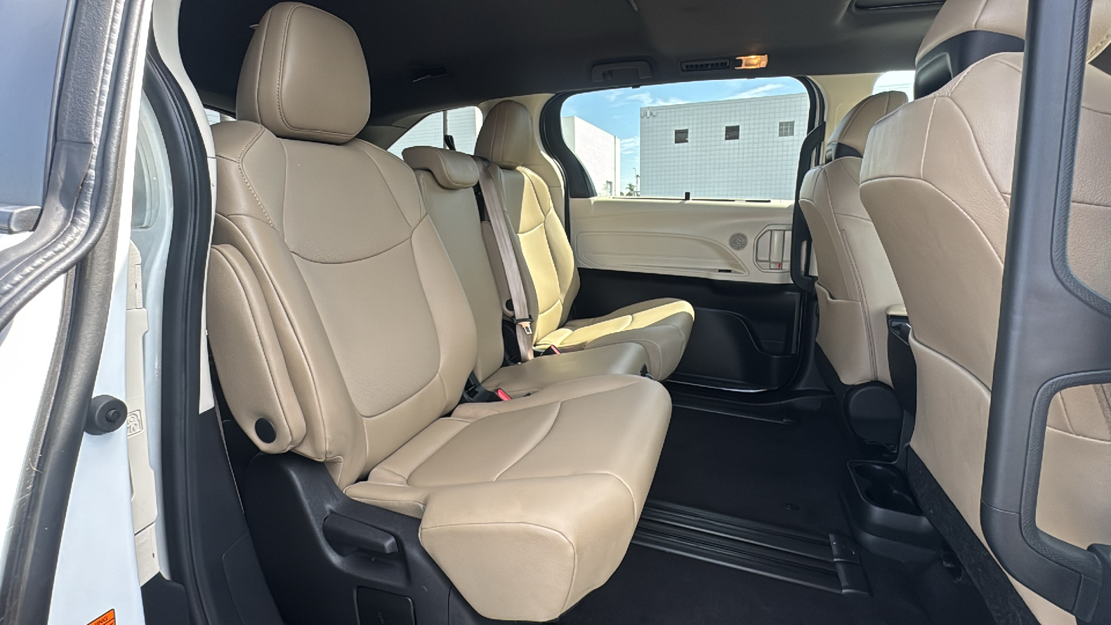 2022 Toyota Sienna XLE 19