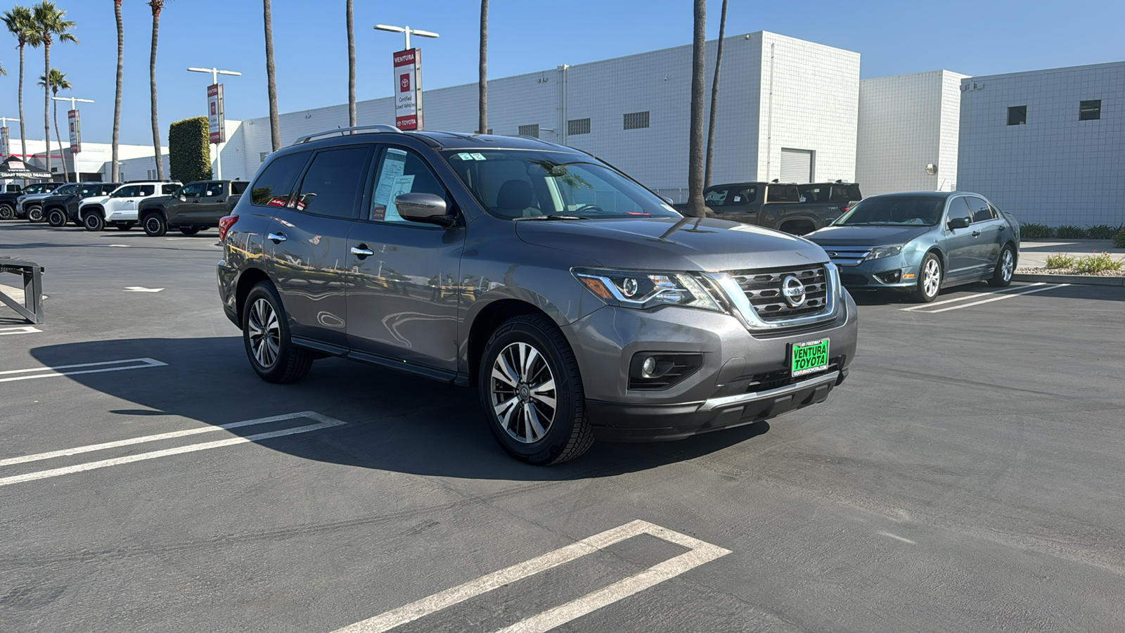 2017 Nissan Pathfinder SV 1