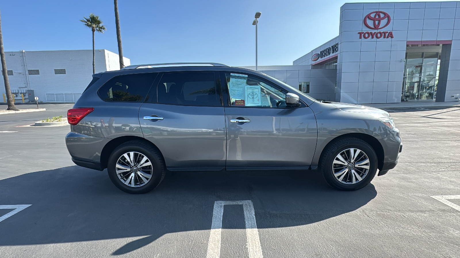 2017 Nissan Pathfinder SV 2