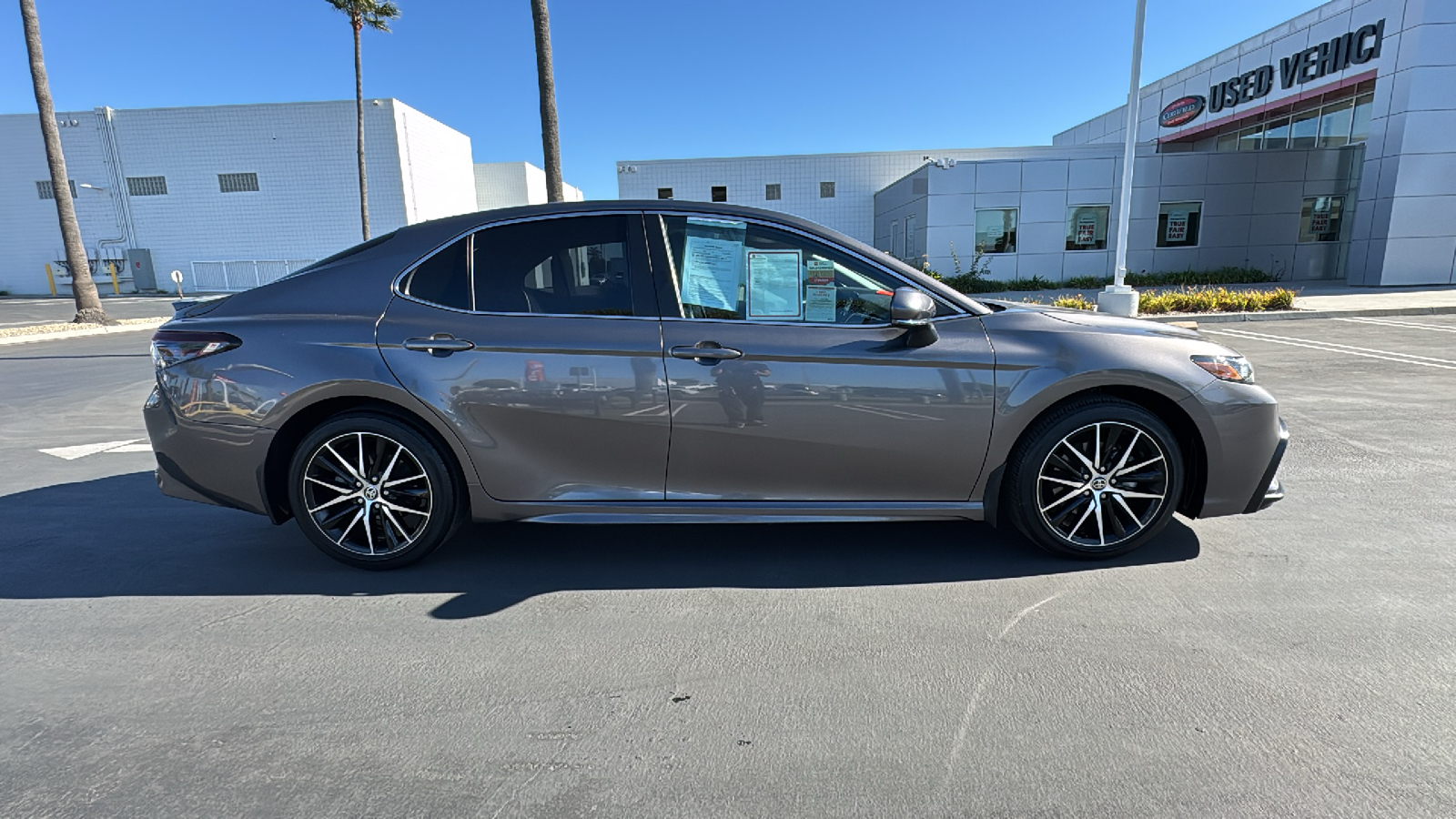 2023 Toyota Camry SE 2