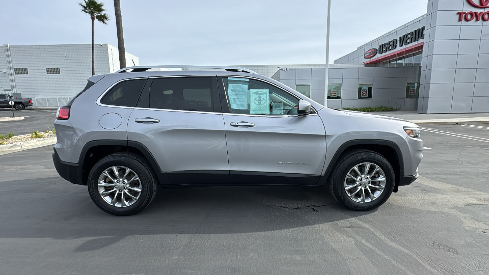 2021 Jeep Cherokee Latitude Lux 2