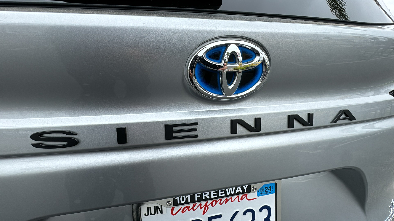 2023 Toyota Sienna LE 25