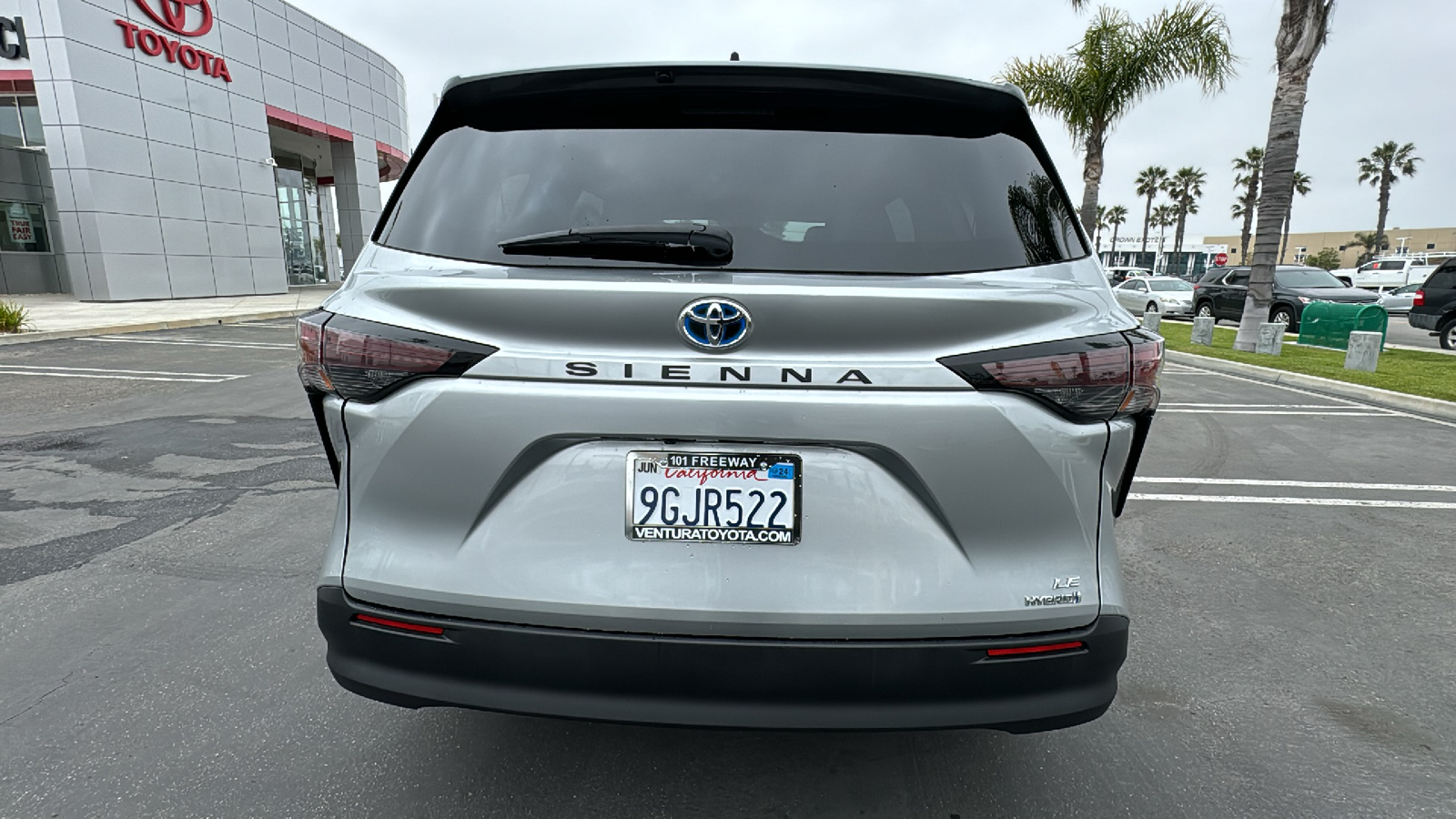 2023 Toyota Sienna LE 4