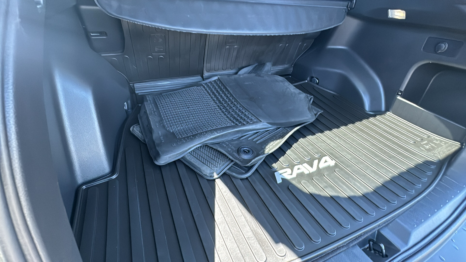 2023 Toyota RAV4 XLE 18