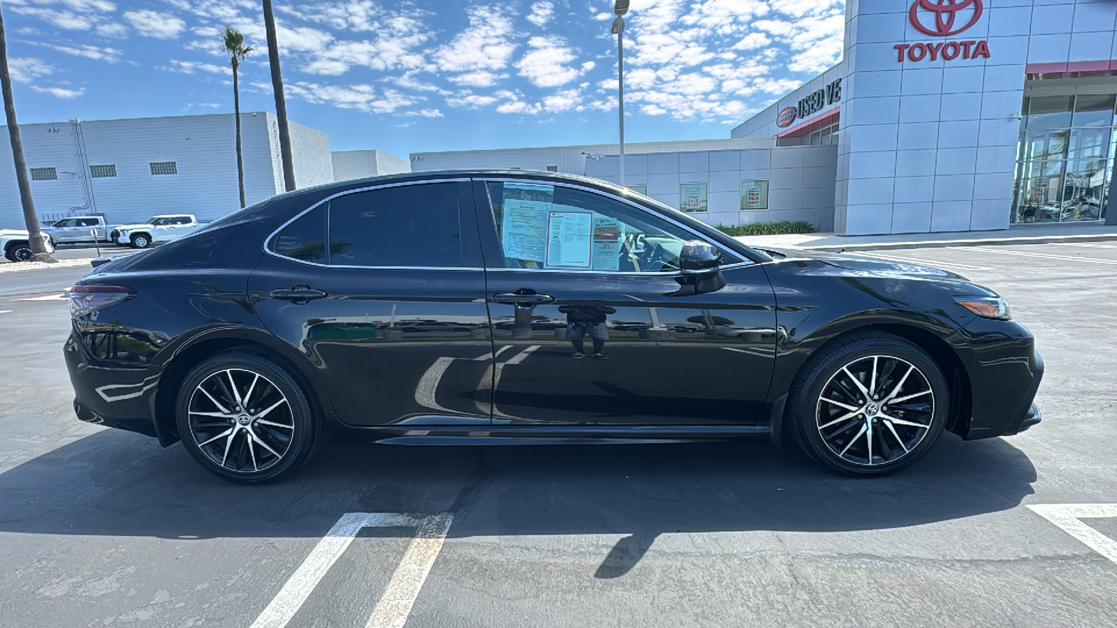 2023 Toyota Camry SE 2