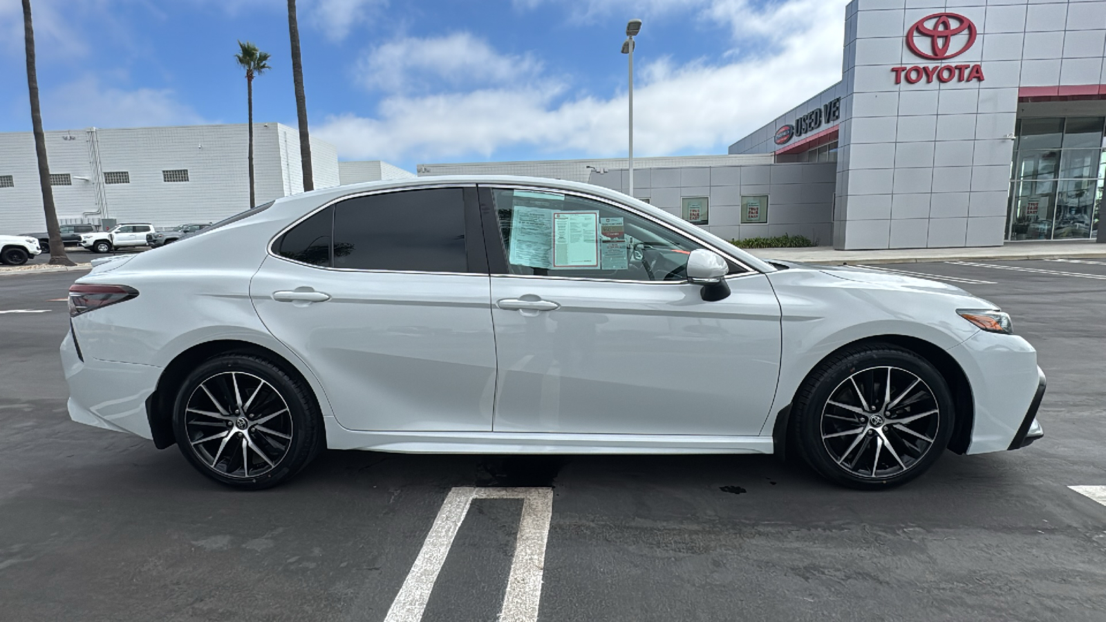 2023 Toyota Camry SE 2