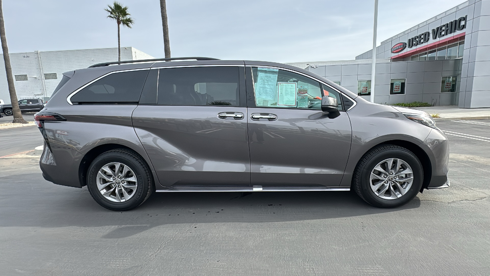 2023 Toyota Sienna XLE 2