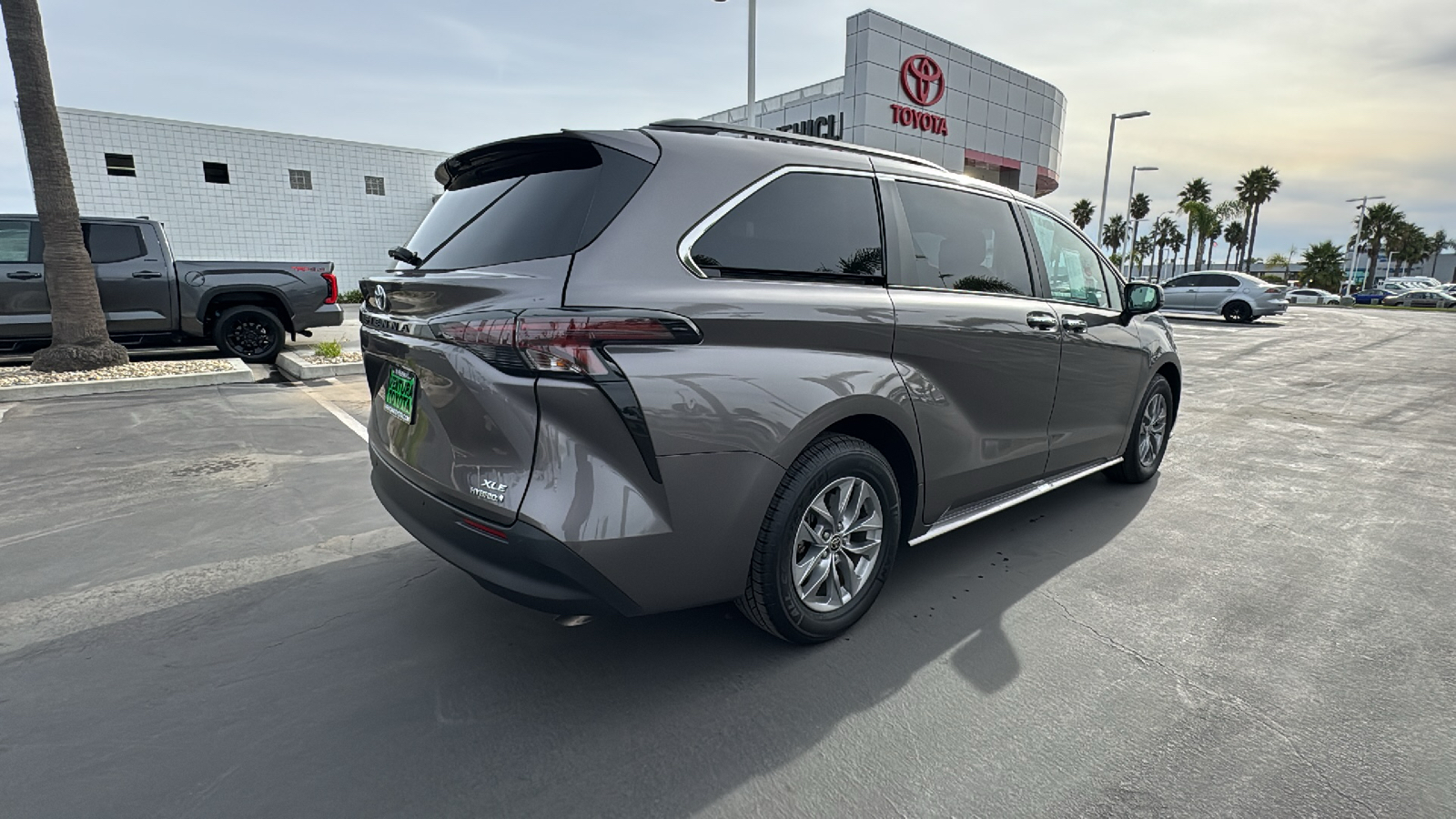 2023 Toyota Sienna XLE 3